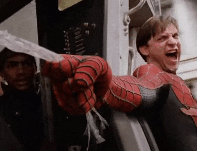 Spiderman deteniendo a un tren