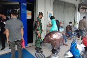 Personil Koramil Nogosari Tertibkan Antrian Nasabah
