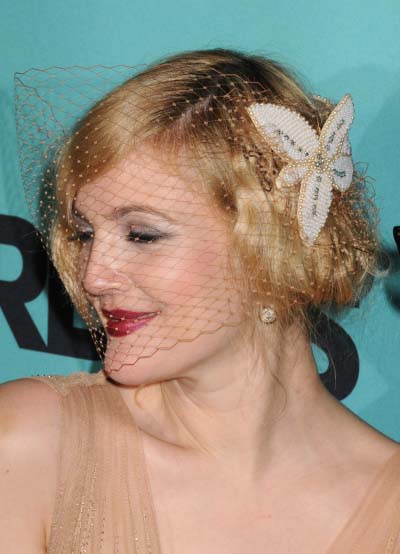Drew Barrymore wearing a 1920′s inspired retro hairstyle on the black “red”