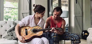 Em foto no Instagram, Tom Felton aparece ensinando Emma Watson a tocar violão | Ordem da Fênix Brasileira