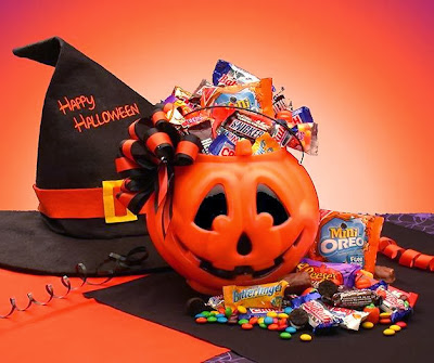  The classic idea for Halloween candy bag is Jack-O-lantern bucket. This is so traditional and the most suitable for this holiday.