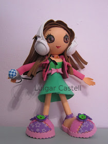 Muñeca con auriculares