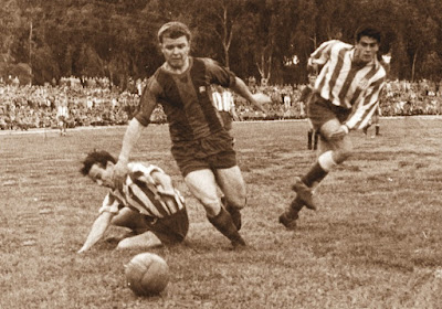 Partido de fútbol Atlético de Tetuán - Barcelona, Kubala en acción