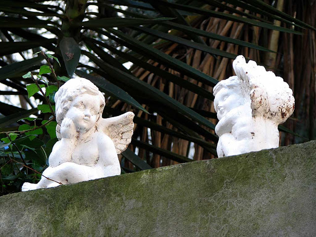 Bored putti, via Calzabigi, Livorno