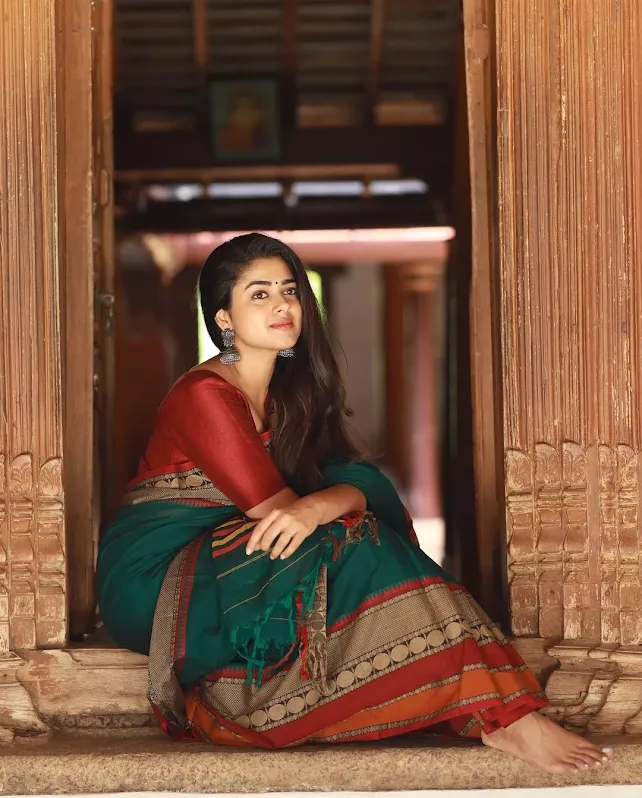 siddhi-idnani-saree-photos