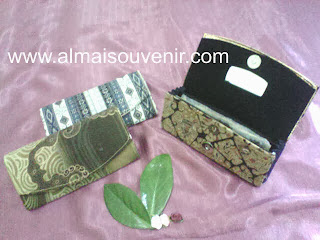 SOUVENIR DOMPET BATIK