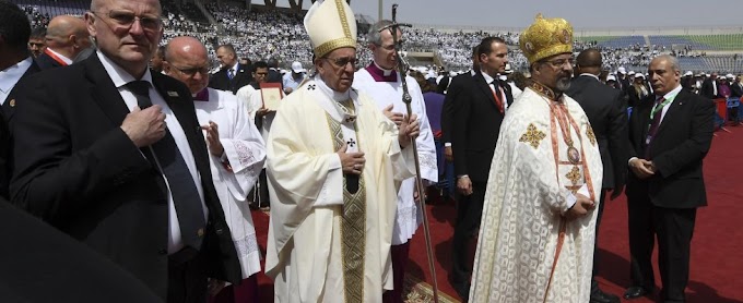 Papa Francesco abbraccia l’Imam al Cairo: no al populismo che incita violenza