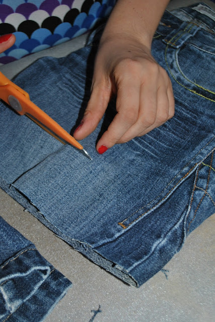 tutorial come riciclare un vecchio paio di jeans come realizzare un paio di shorts da un paio di jeans come fare i jeans strappati come realizzare i jeans effetto strappato come fare shorts strappati tutorial per fare jeans strappati tutorial per fare jeans strappati di how to make denim ripped shorts colorblock by felym fashion blog italiani fashion blogger bergamo blog di moda bergamo blogger italiane fashion blog italiani