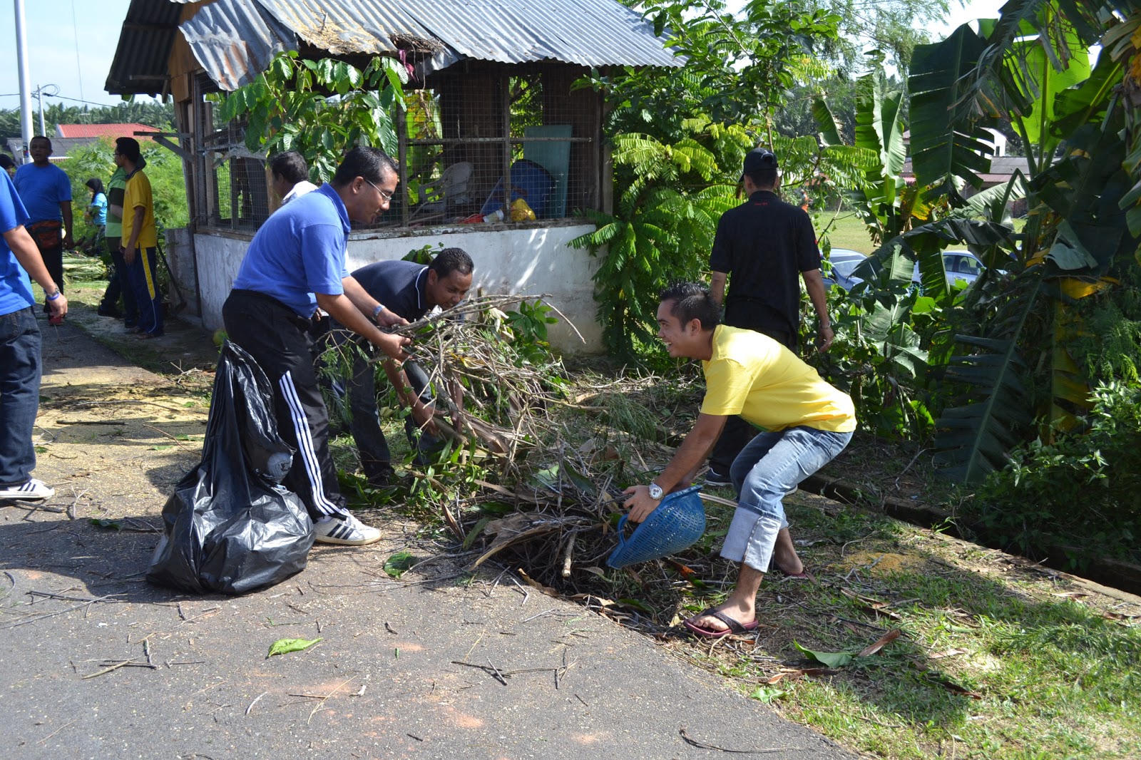 300 sertai Program Gotong  Royong  Perdana Sempena Sambutan 