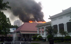 Gedung Sekretariat Negara terbakar di saat yang sama presiden sedang menggelar rapat. Gedung Sekneg yang berlokasi di Istana Negara terbakar Kamis (21/3) sore.