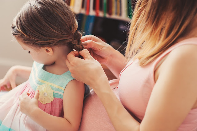 momenti madre e figlia giocare a parrucchiera foto mamma e figlia festa della mamma mother's day rapporti madre e figlia