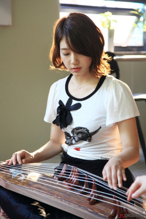 park shin hye 2011. Park Shin Hye Learns Gayageum