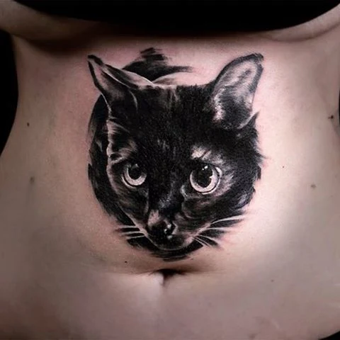 chica con tatuaje de gato