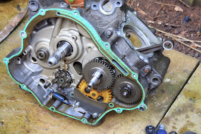 Yamaha YZF R125 engine strip , cases split , gearbox , engine repairs
