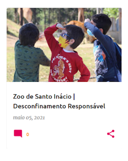 3 crianças com a mão a fazer pála em cima dos olhos, a olhar cada um para seu lado, com girafas ao fundo