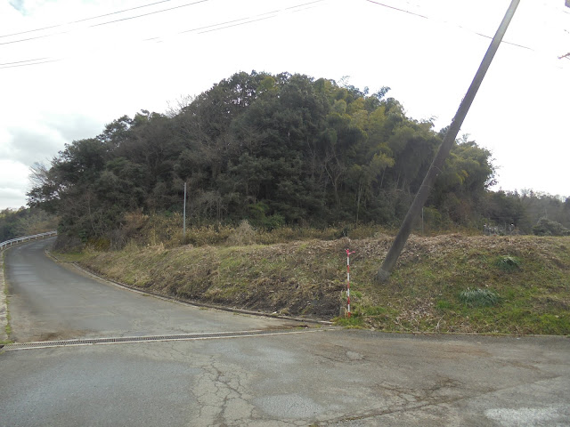 上に登ると川沿いに集落がありますが右に行きます