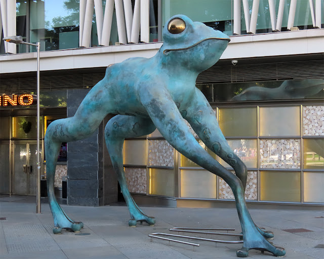 Rana de la fortuna (Lucky Frog) by Eladio de Mora, Paseo de Recoletos, Madrid