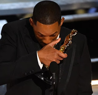 Will Smith tearfully apologized on stage