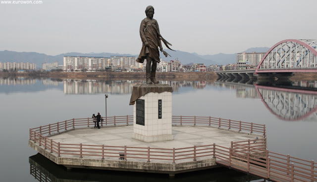 Escultura en honor a la dama del río Soyanggang