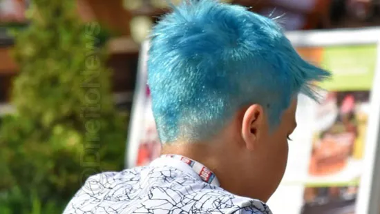 jovem indenizado discriminacao cabelo azul direito