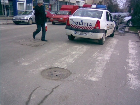 mai 26289 politia romana parcheaza pe trecerea de pietoni