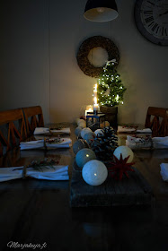 joulupöytä joulu koti kattaus rustiikkinen asetelma pallovalot