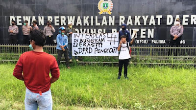 Gedung DPRD Banten Dilempari Telur Busuk, Mahasiswa Kecewa Dengan Wakil Rakyat