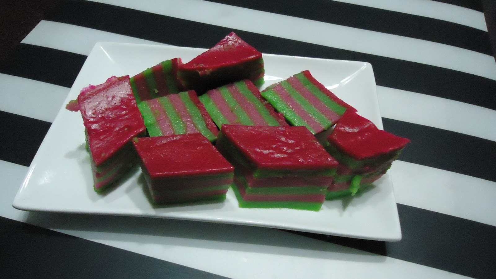 Zara ♥ Baking: KUIH LAPIS PANDAN & STRAWBERI