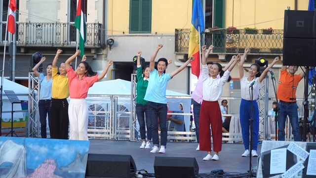 來自全能神教會的中國基督徒表演的舞蹈《讚美國度新生活》