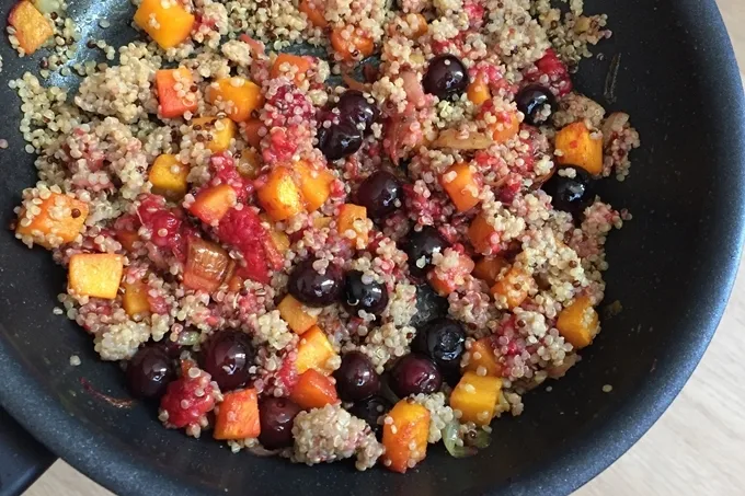 Ensalada de quinoa con calabaza y frutos rojos