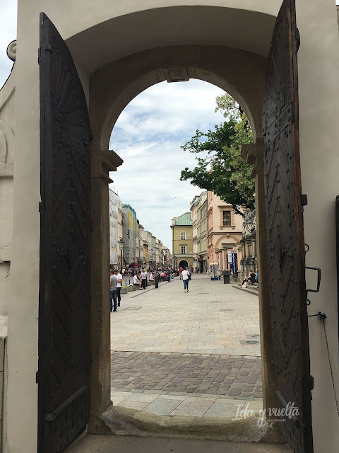 Cracovia fotos puerta que se abre en el centro histórico