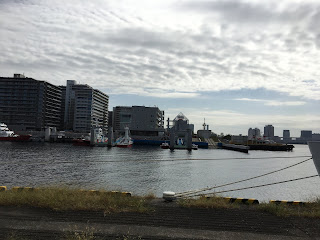 朝潮運河と建設中のオリンピック選手村