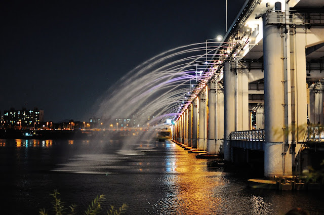 Banpo Bridge Rainbow Fountain (반포대교 달빛무지개분수)