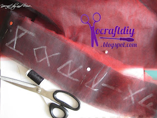 writing Morrigan´s name on tulle-halloween costume-yocraftdiy