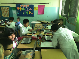 Alumnos de 5to trabajando con la netbook en la pausa evaluativa