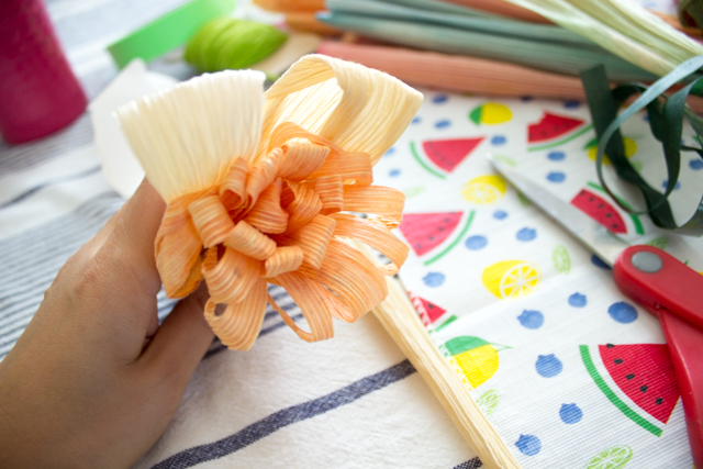 how to make corn husk flowers- super beautiful craft to make with adults and kids!