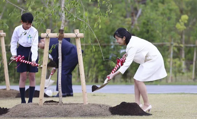 Princess Kako wore a navy blue lace skirt and navy jacket. The Princess wore a white tweed jacket and white skirt