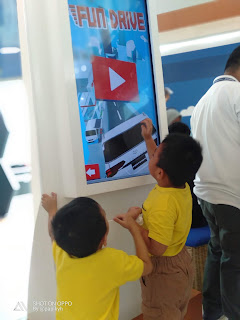 Kedua anak saya asyik bermain game fun di Booth  Astra Financial