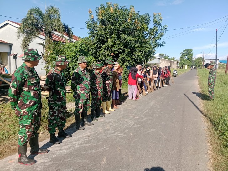 Wujudkan Lingkungan Bersih, Koramil 1426-03/Galut Ajak Warga Gotong Royong Bersihkan Bahu Jalan 