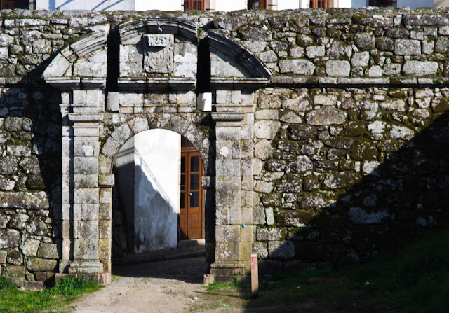 Porta na muralla de Monçao