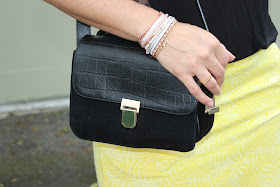 jupe jaune naf naf, sandales noires, top sinequanone