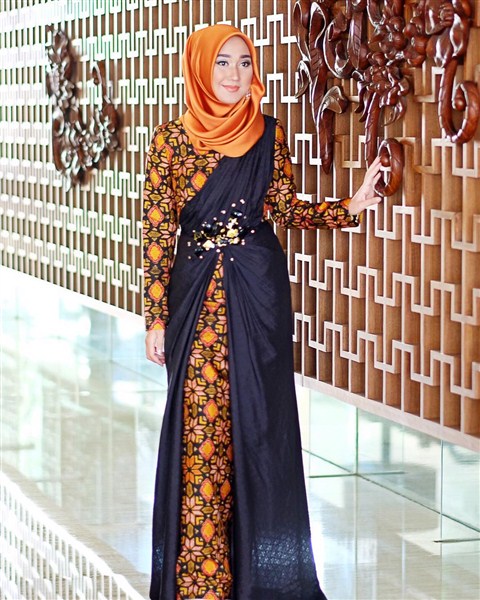 Trend model busana batik muslimah syar'i terbaru untuk lebaran 2017/2018