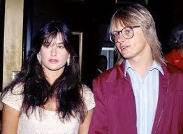 Foto de Freddy Moore con lentes y Demi Moore con cabello suelto