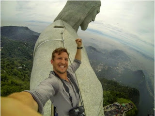 4.Berdiri tepat di patung Yesus Kristus di Rio De Jeneiro, Brazil