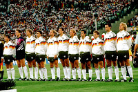 SELECCIÓN DE LA REPÚBLICA FEDERAL DE ALEMANIA - Temporada 1989-90 - Matthäus, Illgner, Buchwald, Augenthaler, Völler, Kohler, Brehme, Littbarski, Häßler, Berthold y Klinsmann - REPÚBLICA FEDERAL DE ALEMANIA 1 (Andreas Brehme), ARGENTINA 0 - 08/07/1990 - Campeonato Mundial de Italia 1990, final - Roma, Italia, estadio Olímpico - ALEMANIA gana su tercer CAMPEONATO DEL MUNDO