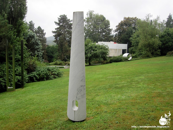 St-Rémy-lès-Chevreuse - Maison de Marta Pan et d’André Wogenscky  Architecte: André Wogenscky  Sculptures:  Marta Pan  Construction: 1952 