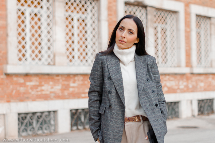 Streetstyle look con blazer y culottes de zara en tonos neutros y botas slouchy color burdeos AGL