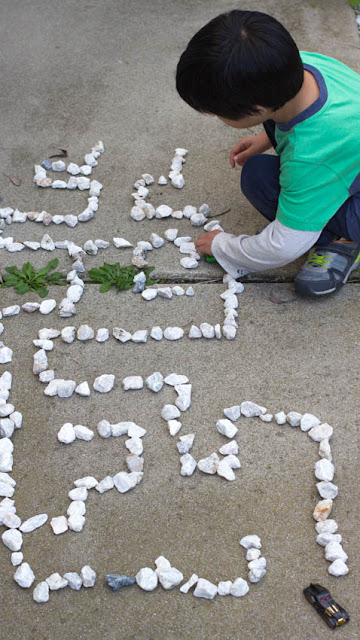create a rock maze with kids- super easy and fun STEAM activity