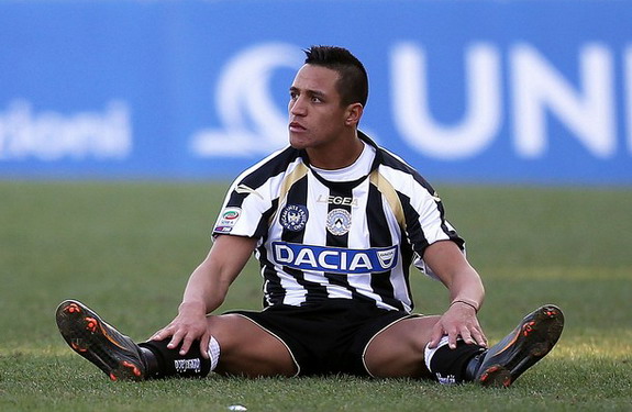 Manchester City are in talks with Udinese to sign Alexis Sánchez