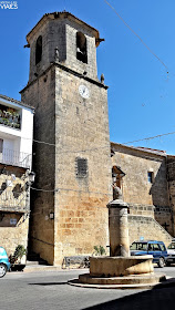 Iglesia y fuente en la Plaza Mayor de Chiclana de Segura